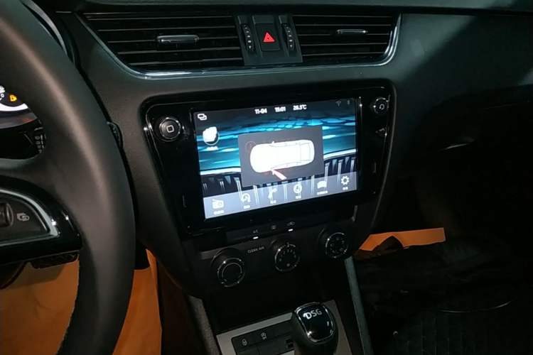 Used Skoda Octavia 2018 TSI230 DSG Luxury Edition Audio And AC Panel