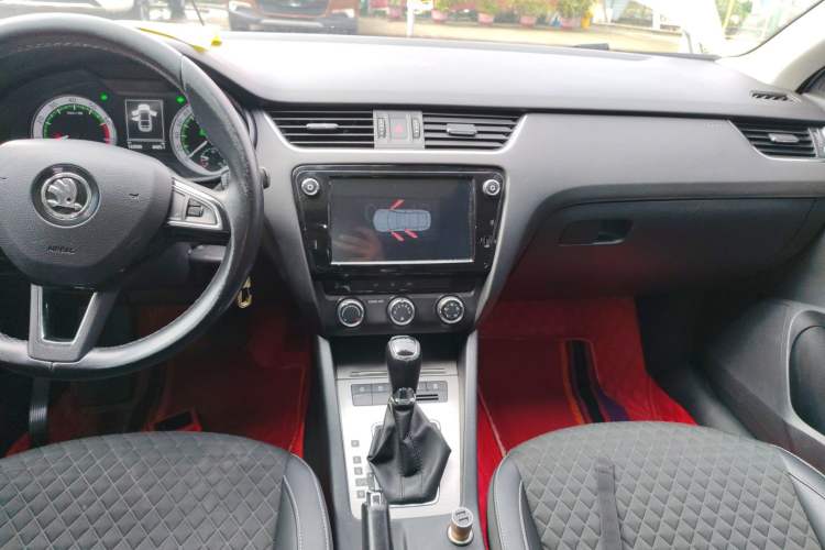 Used Skoda Octavia 2018 TSI230 DSG Luxury Edition Audio And AC Panel
