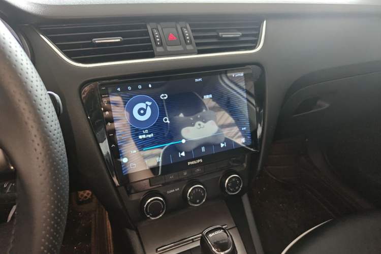 Used Skoda Octavia 2018 1.6L Automatic Luxury Edition Audio And AC Panel