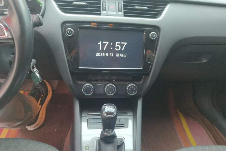 Used Skoda Octavia 2018 Station Wagon TSI230 DSG Luxury Edition Audio And AC Panel