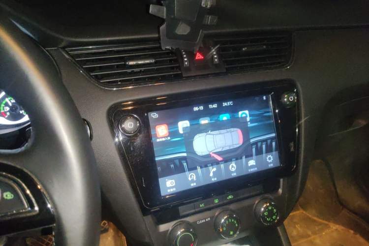 Used Skoda Octavia 2018 TSI230 DSG Luxury Edition Audio And AC Panel