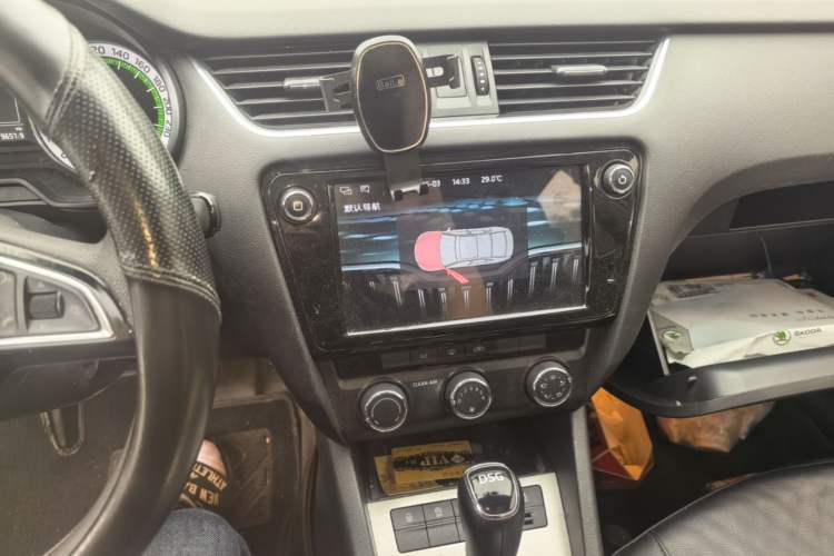 Used Skoda Octavia 2018 TSI230 DSG Luxury Edition Audio And AC Panel