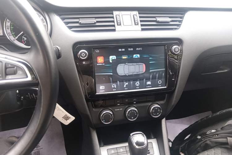 Used Skoda Octavia 2018 Station Wagon TSI230 DSG Luxury Edition Audio And AC Panel