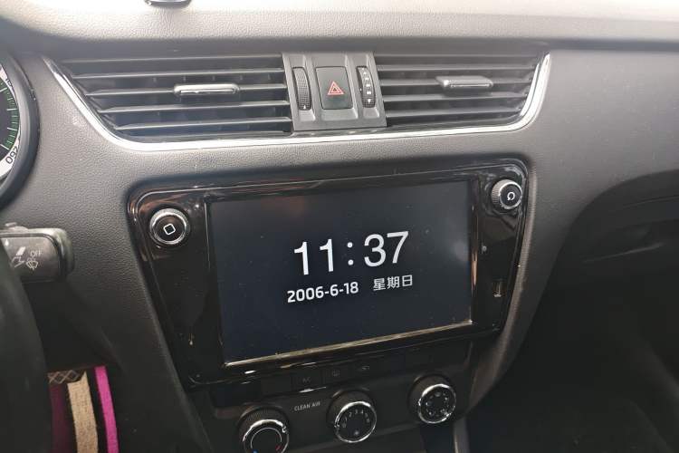 Used Skoda Octavia 2018 1.6L Automatic Luxury Edition Audio And AC Panel