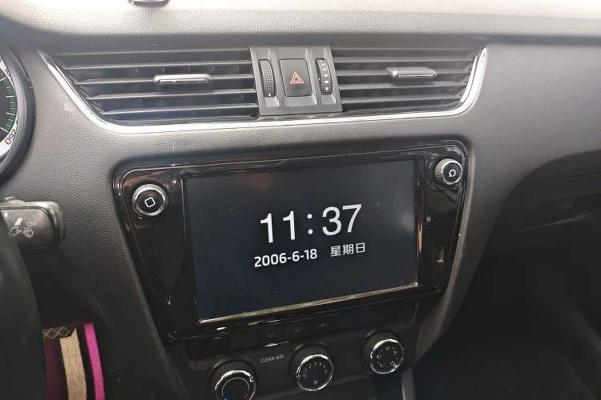 Used Skoda Octavia 2018 1.6L Automatic Luxury Edition Audio And AC Panel