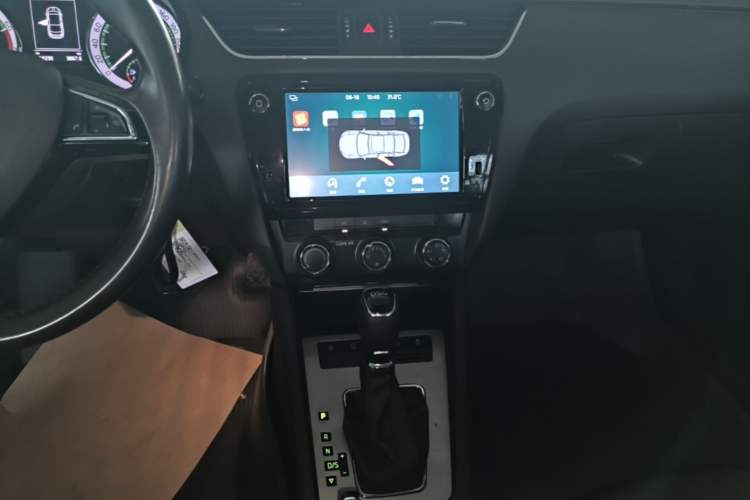 Used Skoda Octavia 2018 TSI230 DSG Luxury Edition Audio And AC Panel