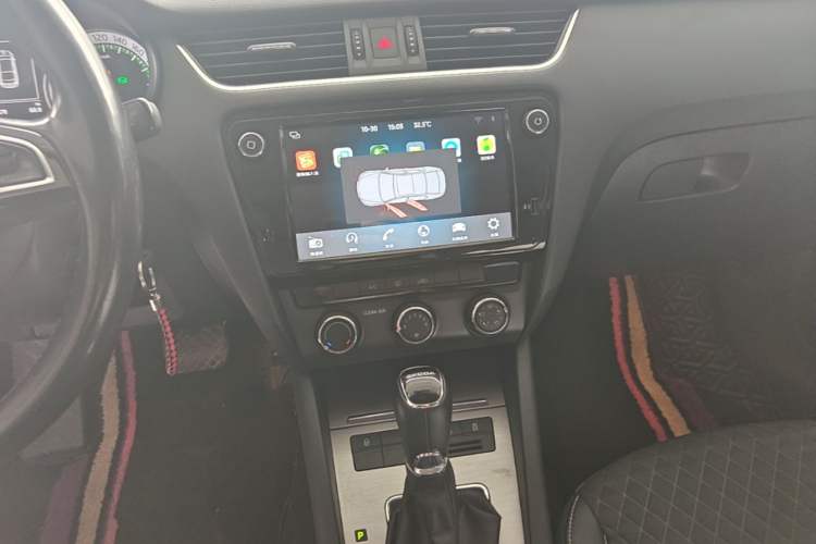 Used Skoda Octavia 2018 1.6L Automatic Luxury Edition Audio And AC Panel