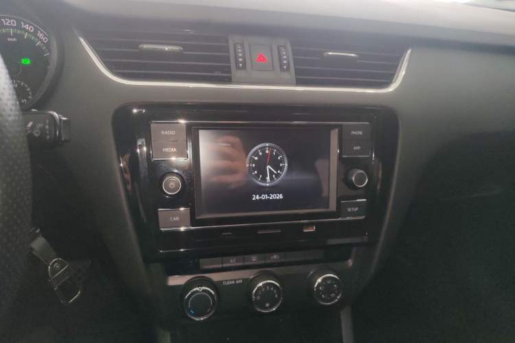 Used Skoda Octavia 2018 TSI230 DSG Comfort Edition Audio And AC Panel