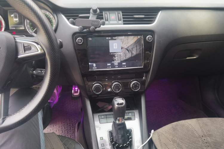 Used Skoda Octavia 2018 1.6L Automatic Luxury Edition Audio And AC Panel
