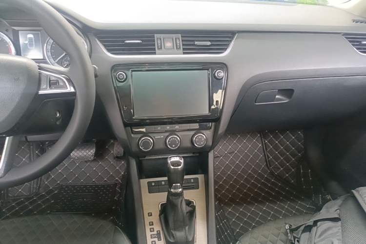 Used Skoda Octavia 2018 TSI230 DSG Luxury Edition Audio And AC Panel