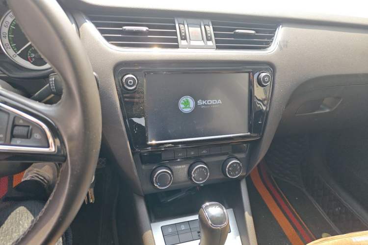 Used Skoda Octavia 2018 TSI230 DSG Luxury Edition Audio And AC Panel