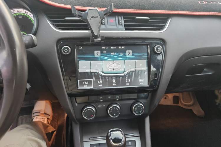 Used Skoda Octavia 2018 1.6L Automatic Luxury Edition Audio And AC Panel