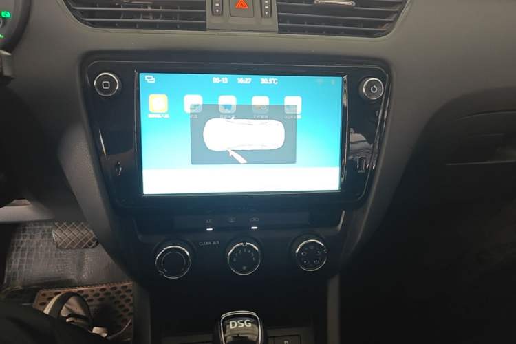 Used Skoda Octavia 2018 Station Wagon TSI230 DSG Comfort Edition Audio And AC Panel