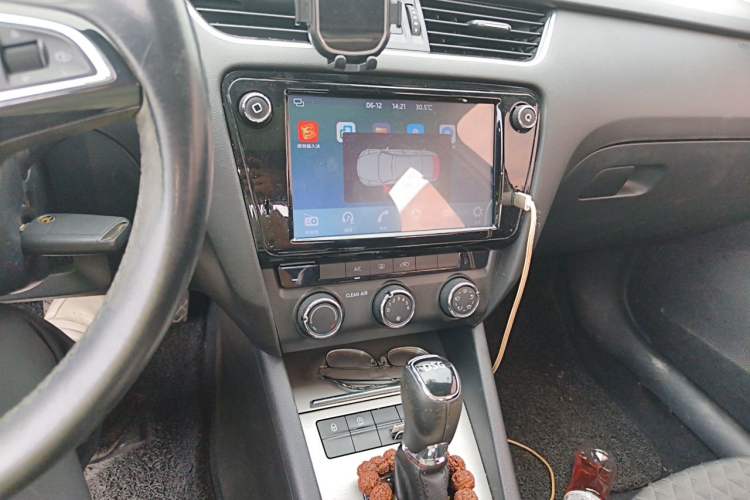 Used Skoda Octavia 2018 TSI230 DSG Luxury Edition Audio And AC Panel