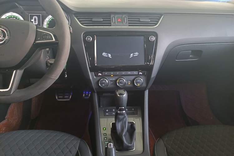 Used Skoda Octavia 2018 Station Wagon TSI230 DSG Luxury Edition Audio And AC Panel