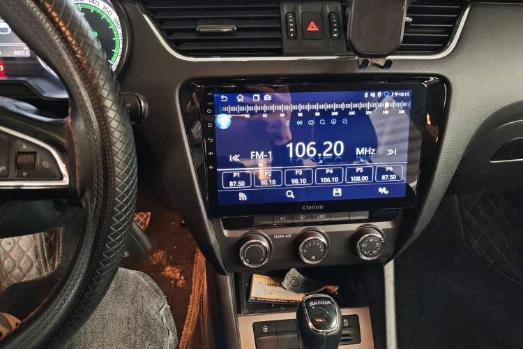 Used Skoda Octavia 2018 1.6L Automatic Luxury Edition Audio And AC Panel