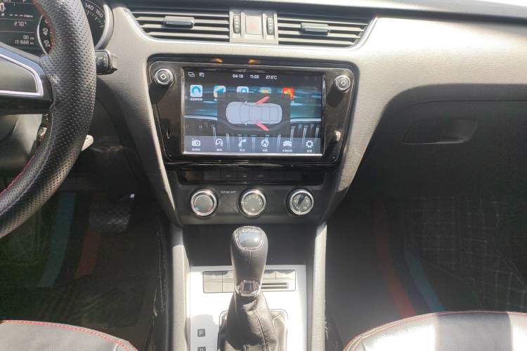Used Skoda Octavia 2018 TSI230 DSG Comfort Edition Audio And AC Panel