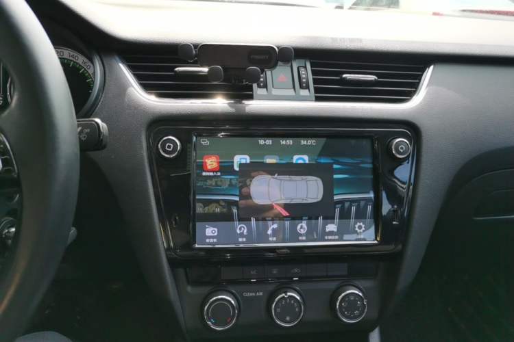Used Skoda Octavia 2018 1.6L Automatic Luxury Edition Audio And AC Panel