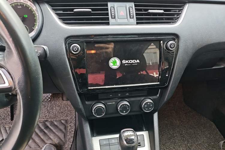 Used Skoda Octavia 2018 TSI230 DSG Luxury Edition Audio And AC Panel