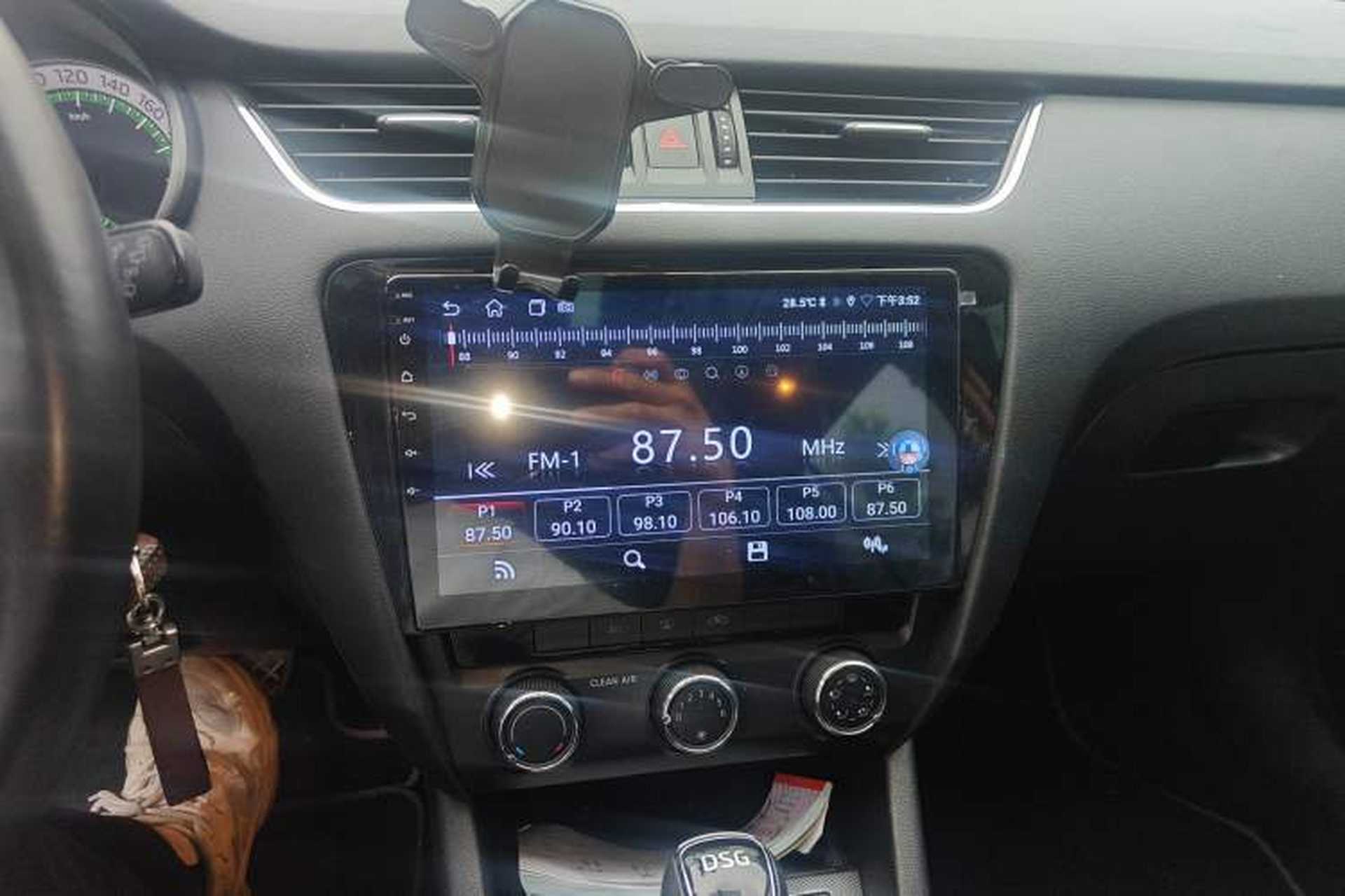 Used Skoda Octavia 2018 Station Wagon TSI230 DSG Luxury Edition Audio And AC Panel