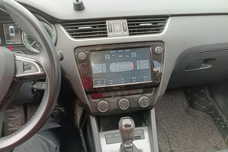 Used Skoda Octavia 2018 Station Wagon TSI230 DSG Luxury Edition Audio And AC Panel