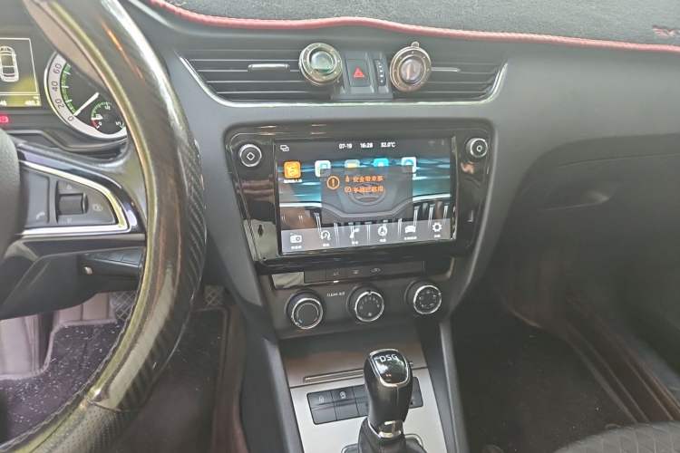 Used Skoda Octavia 2018 TSI230 DSG Luxury Edition Audio And AC Panel