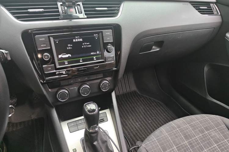Used Skoda Octavia 2018 TSI230 DSG Comfort Edition Audio And AC Panel