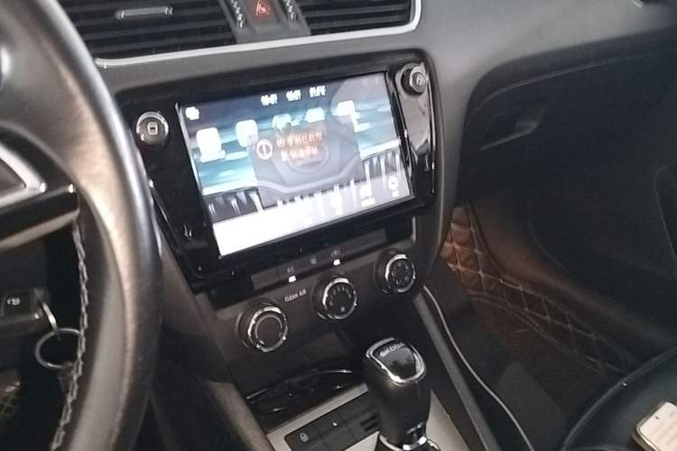 Used Skoda Octavia 2018 1.6L Automatic Luxury Edition Audio And AC Panel