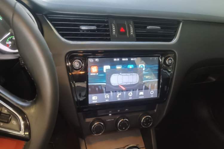 Used Skoda Octavia 2018 1.6L Automatic Luxury Edition Audio And AC Panel