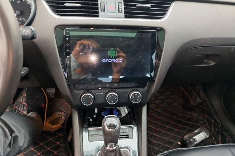 Used Skoda Octavia 2018 TSI230 DSG Luxury Edition Audio And AC Panel