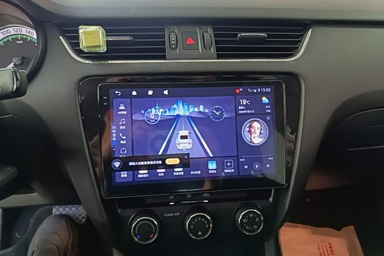 Used Skoda Octavia 2018 Station Wagon TSI280 DSG Luxury Edition Audio And AC Panel