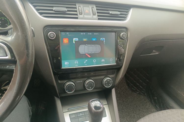 Used Skoda Octavia 2018 TSI230 DSG Luxury Edition Audio And AC Panel