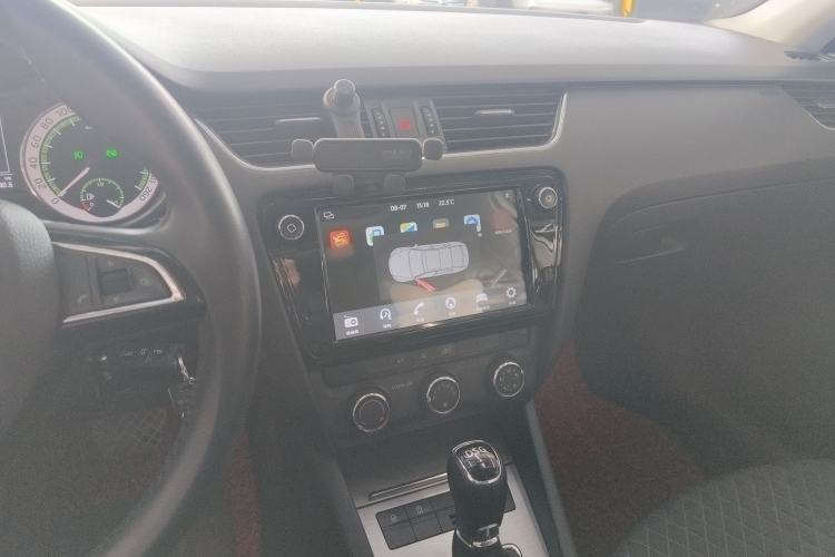 Used Skoda Octavia 2018 TSI230 DSG Luxury Edition Audio And AC Panel