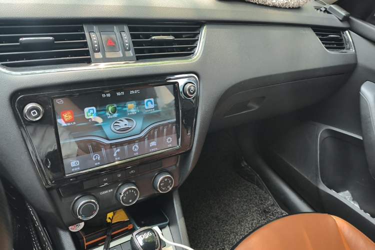 Used Skoda Octavia 2018 TSI230 DSG Comfort Edition Audio And AC Panel