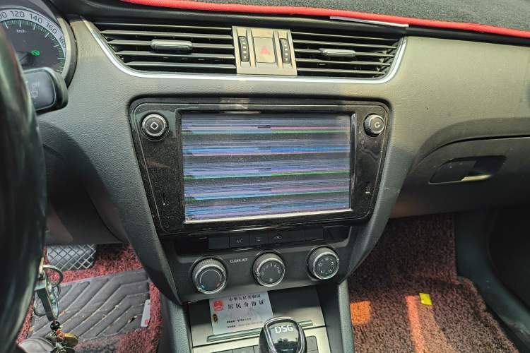 Used Skoda Octavia 2018 TSI230 DSG Comfort Edition Audio And AC Panel