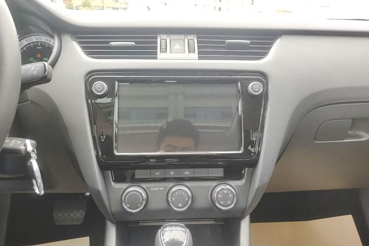 Used Skoda Octavia 2018 TSI230 DSG Luxury Edition Audio And AC Panel
