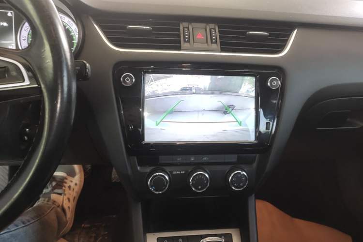 Used Skoda Octavia 2018 TSI230 DSG Luxury Edition Audio And AC Panel
