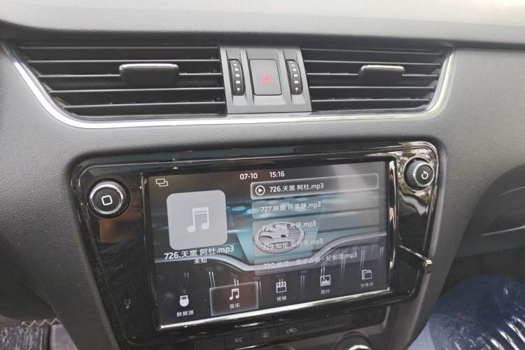 Used Skoda Octavia 2018 1.6L Automatic Luxury Edition Audio And AC Panel