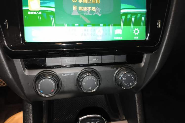 Used Skoda Octavia 2018 TSI230 DSG Luxury Edition Audio And AC Panel