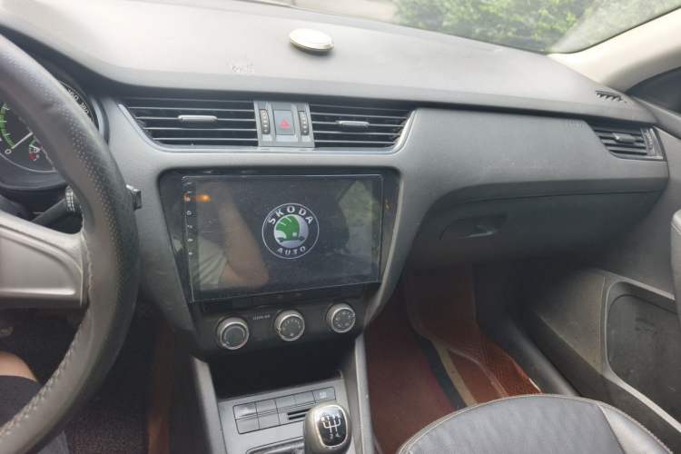 Used Skoda Octavia 2018 1.6L Manual Standard Edition Audio And AC Panel