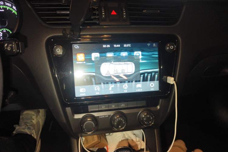 Used Skoda Octavia 2018 1.6L Automatic Comfort Edition Audio And AC Panel