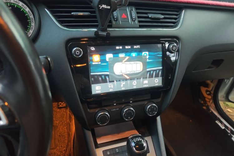 Used Skoda Octavia 2018 TSI230 DSG Luxury Edition Audio And AC Panel