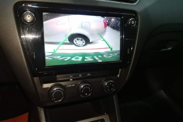 Used Skoda Octavia 2018 TSI230 DSG Luxury Edition Audio And AC Panel