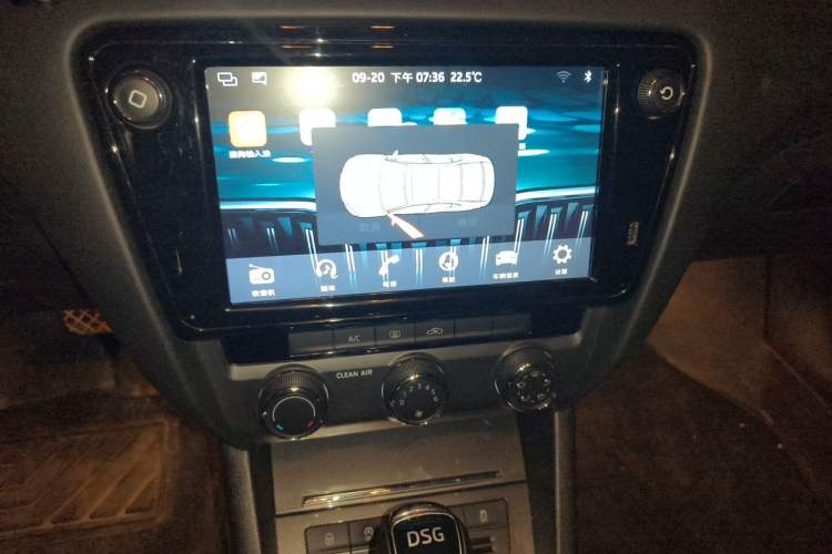 Used Skoda Octavia 2018 Station Wagon TSI230 DSG Luxury Edition Audio And AC Panel