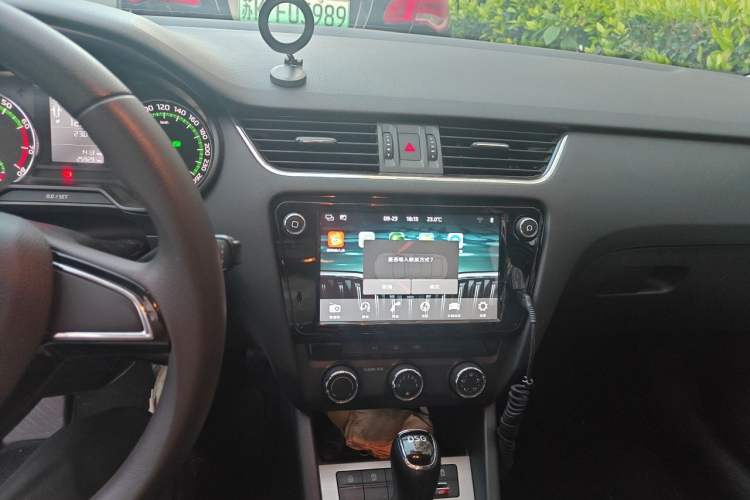 Used Skoda Octavia 2018 TSI230 DSG Comfort Edition Audio And AC Panel