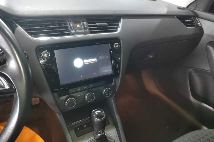 Used Skoda Octavia 2018 Station Wagon TSI280 DSG Luxury Edition Audio And AC Panel