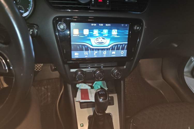 Used Skoda Octavia 2018 TSI230 DSG Luxury Edition Audio And AC Panel