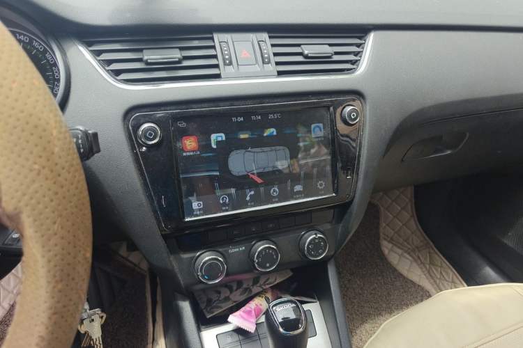 Used Skoda Octavia 2018 1.6L Automatic Comfort Edition Audio And AC Panel