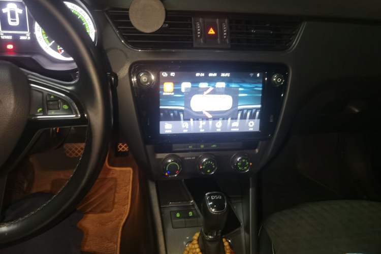 Used Skoda Octavia 2018 Station Wagon TSI280 DSG Luxury Edition Audio And AC Panel