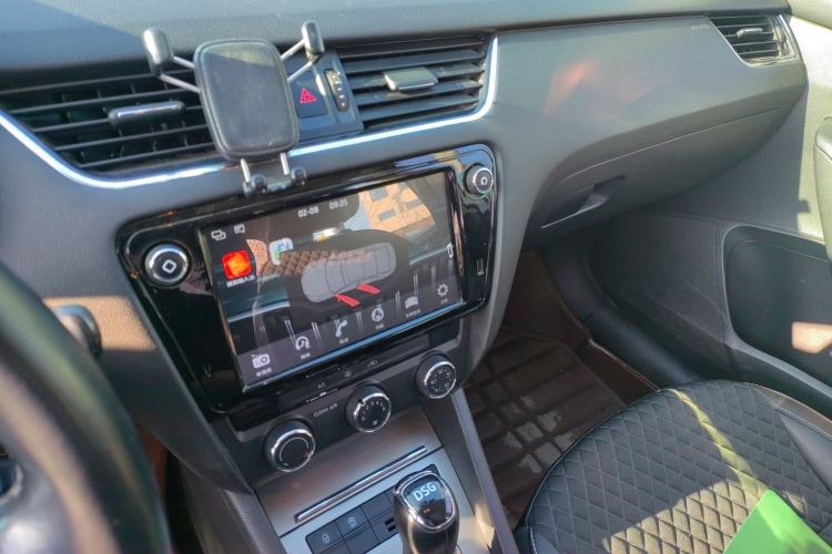 Used Skoda Octavia 2018 TSI230 DSG Luxury Edition Audio And AC Panel